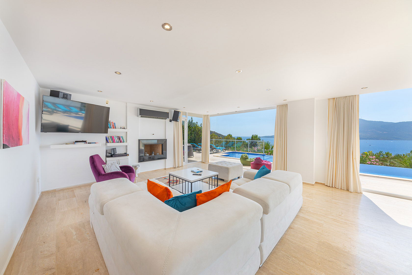 Lounge opening out towards the sea.