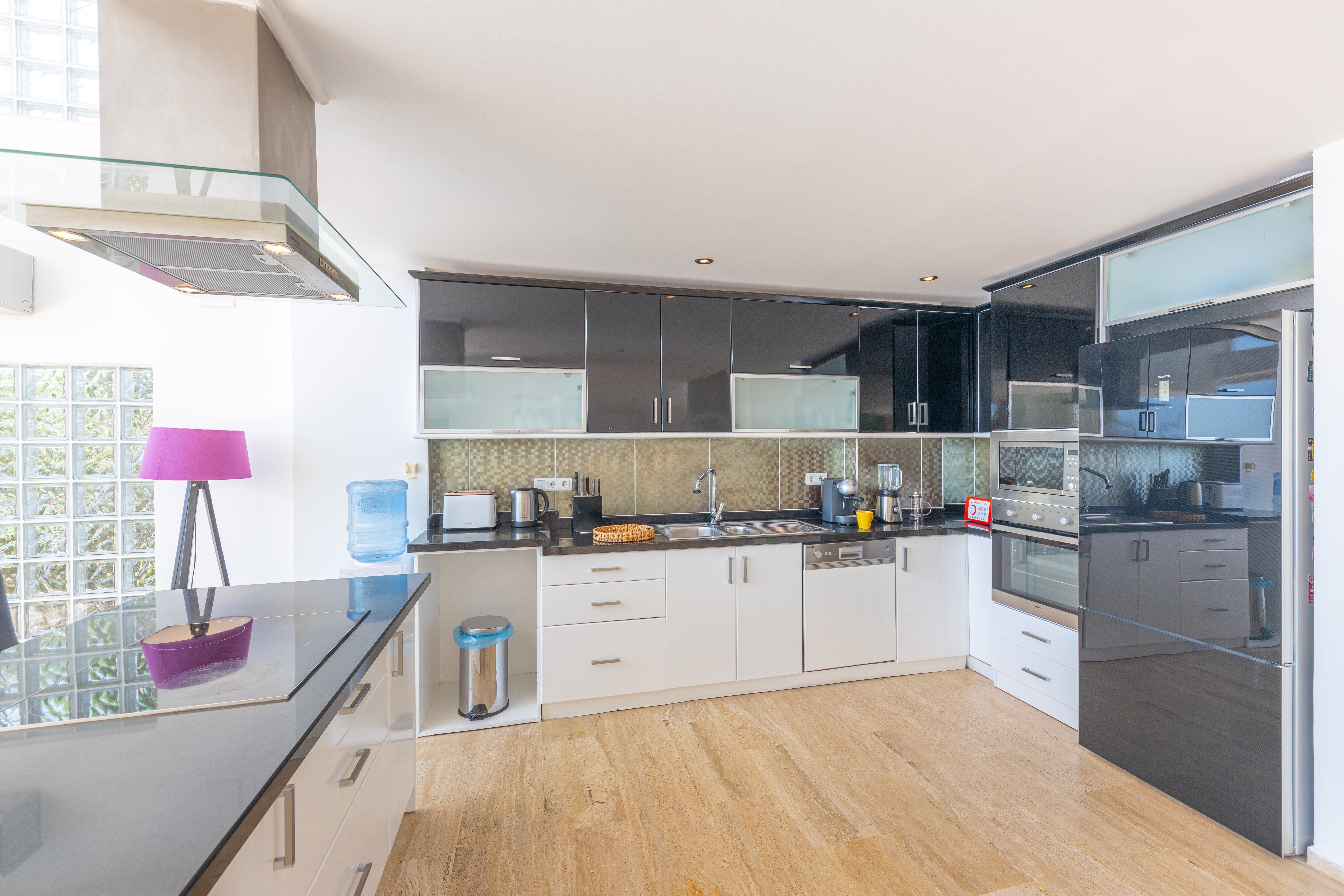 Well-equipped modern kitchen.